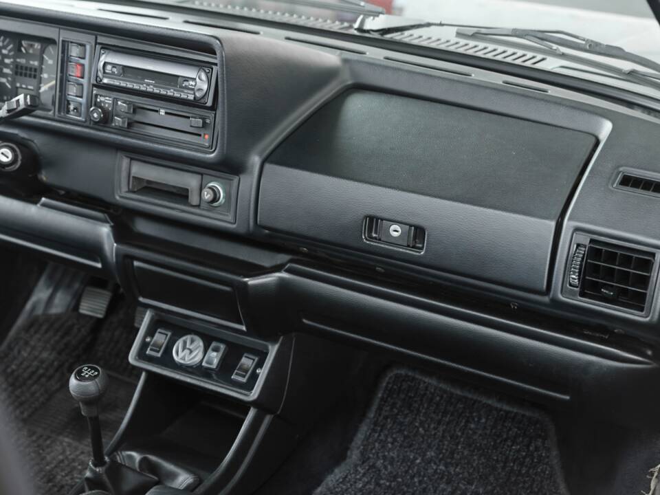 Image 26/36 of Volkswagen Golf Mk I Convertible 1.8 (1993)