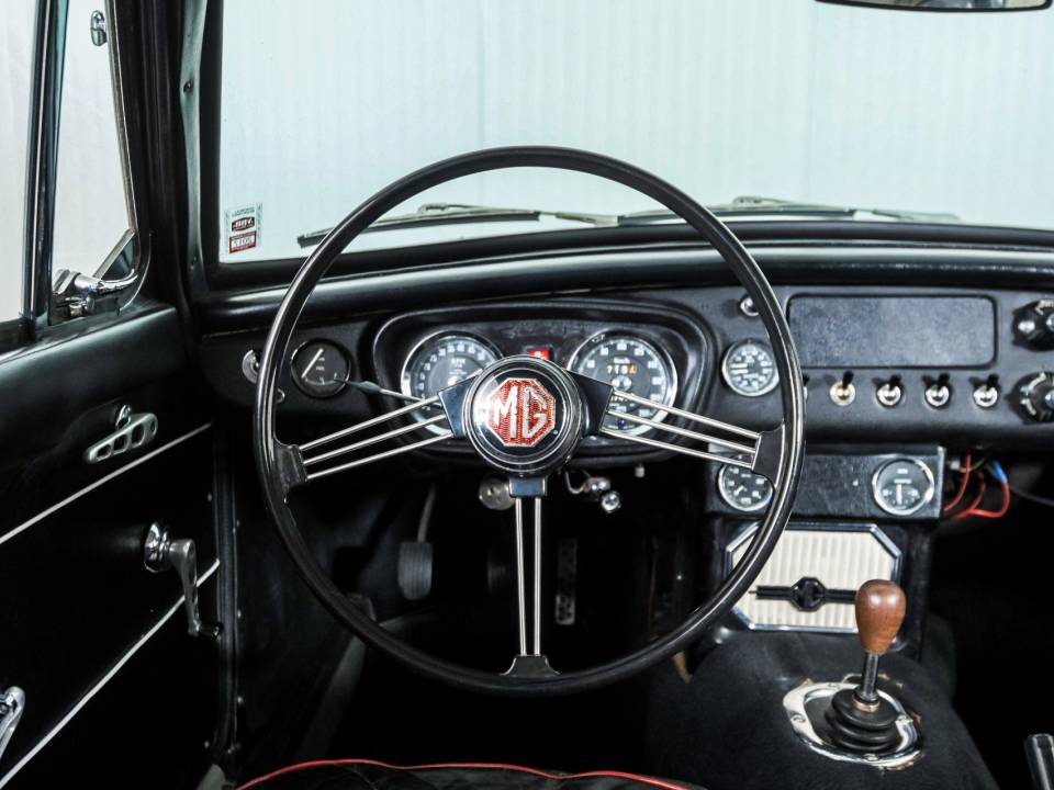 Image 6/50 of MG MGB GT (1966)