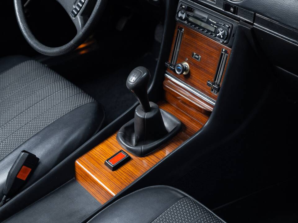 Image 17/38 of Mercedes-Benz 350 SL (1973)