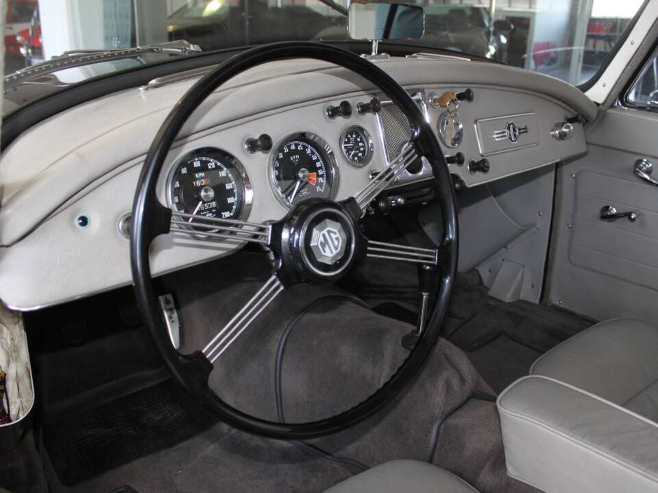 Image 8/18 of MG MGA Twin Cam (1960)