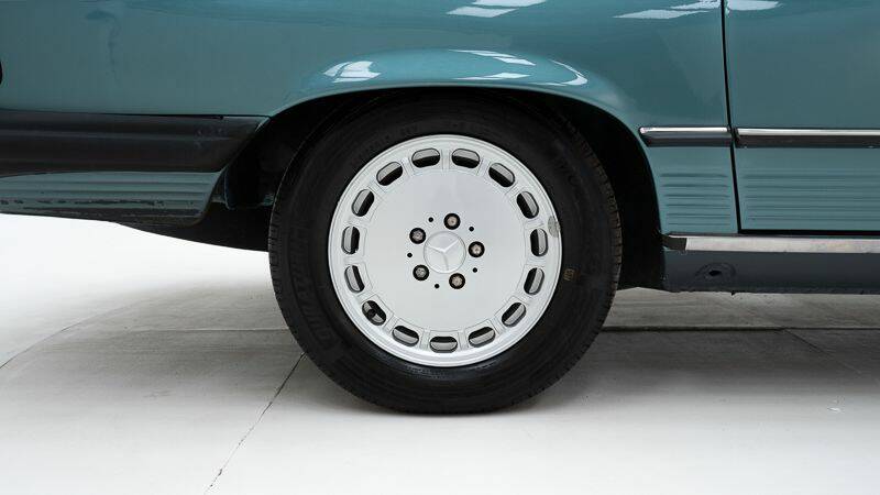 Image 15/15 of Mercedes-Benz 560 SL (1987)