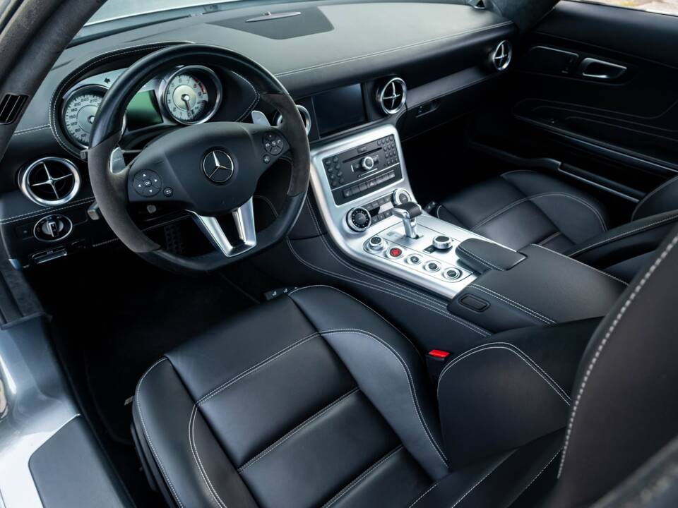 Image 17/32 of Mercedes-Benz SLS AMG (2011)