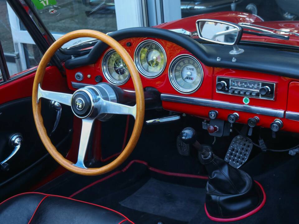 Image 45/50 of Alfa Romeo Giulia 1600 Spider (1963)