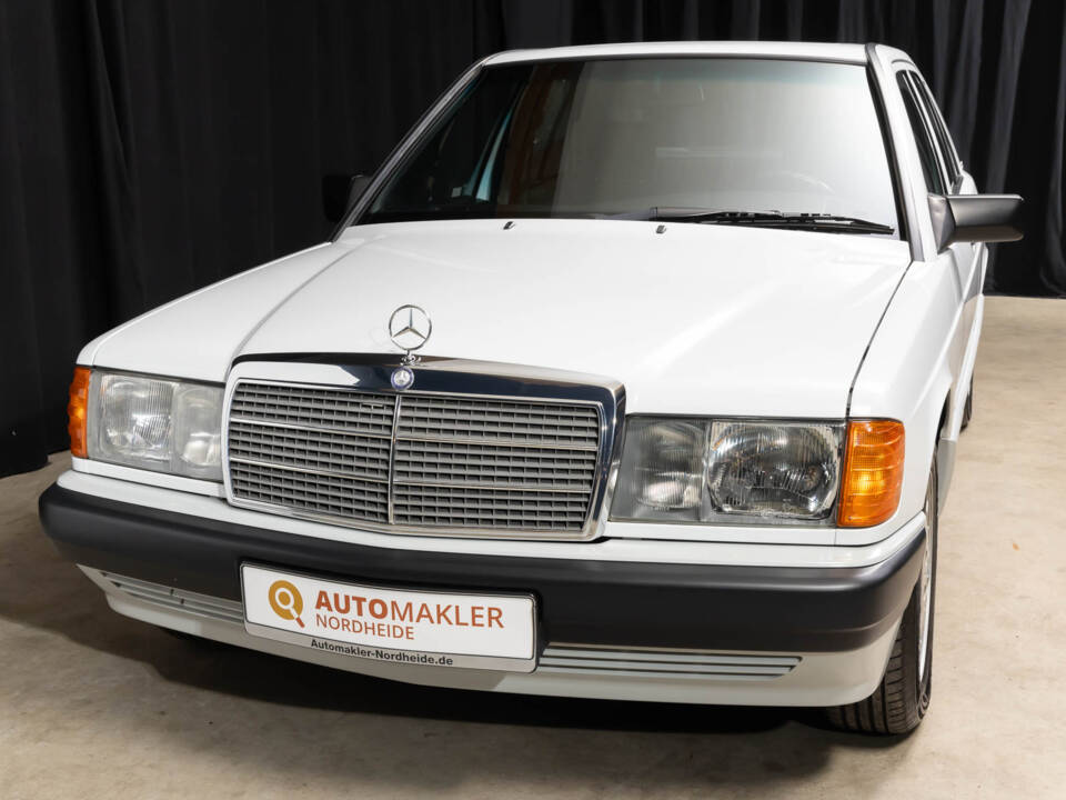 Image 23/78 de Mercedes-Benz 190 E 1.8 (1992)