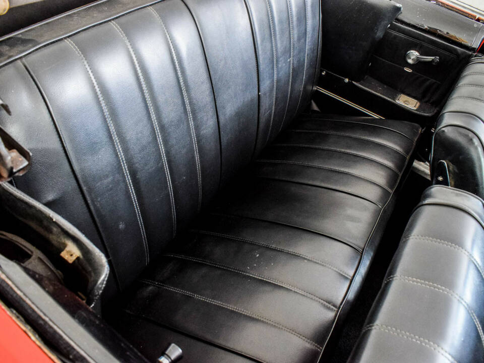Image 27/50 of Chevrolet Corvair Monza Convertible (1966)