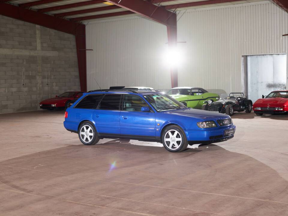 Image 23/113 of Audi S6 Plus Avant (1996)