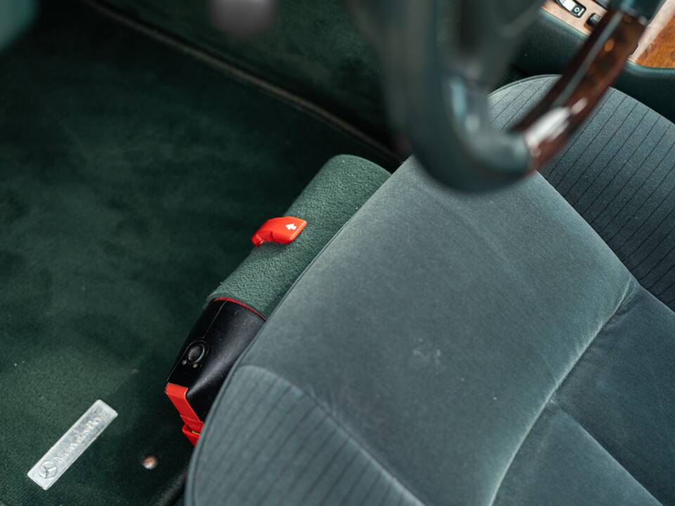 Image 25/54 of Mercedes-Benz 500 SEL (1992)