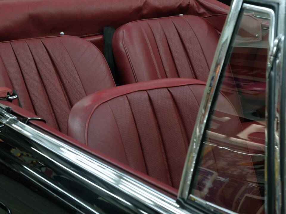 Image 38/50 of Mercedes-Benz 220 SE b (1963)