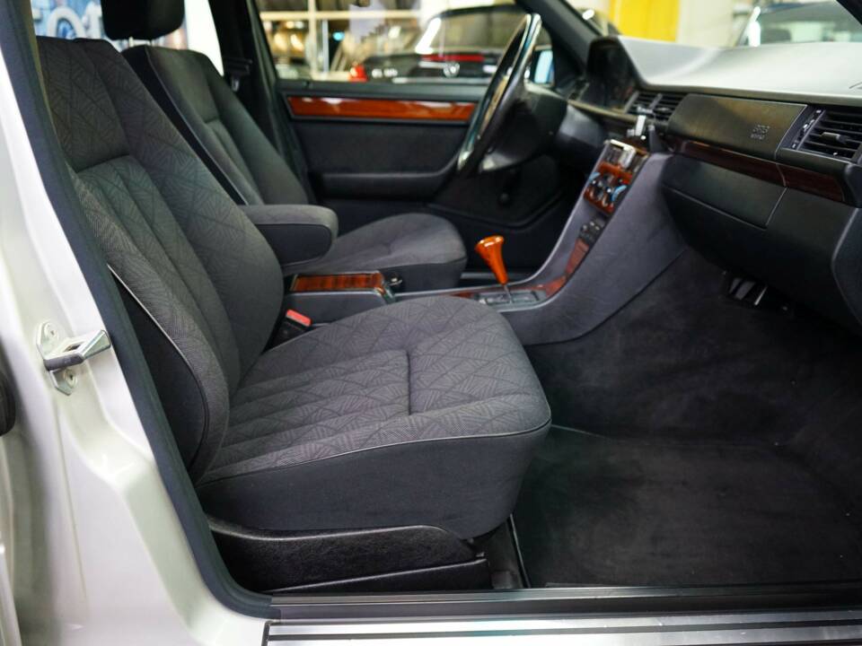 Image 14/36 de Mercedes-Benz E 220 T (1993)