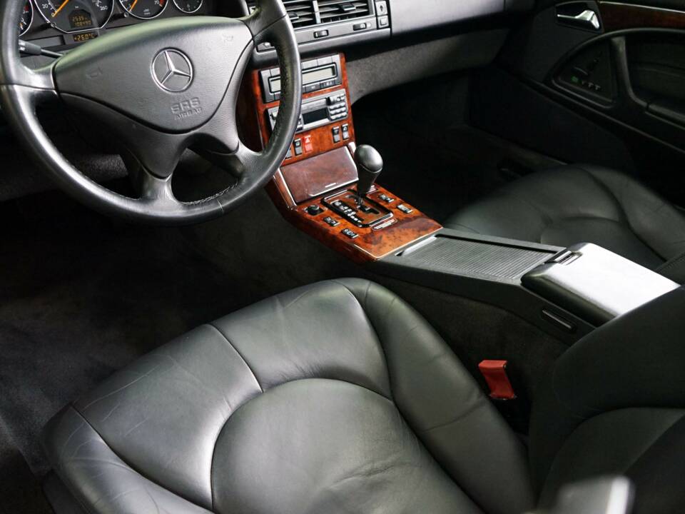 Image 23/33 of Mercedes-Benz SL 500 (2001)