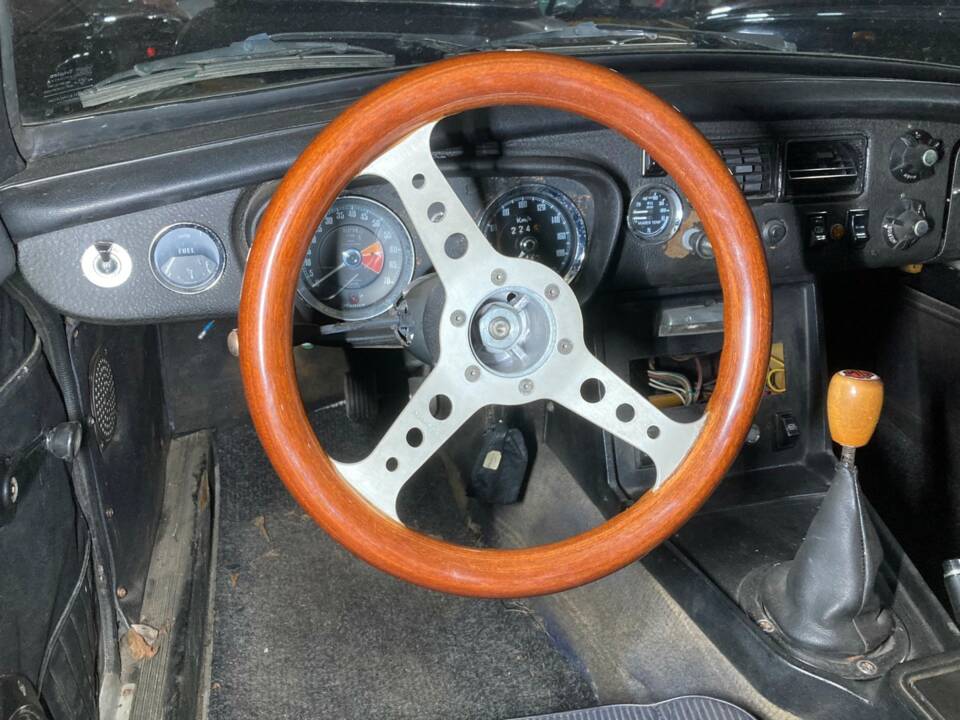 Image 20/34 of MG MGB GT (1970)