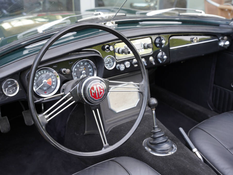 Image 3/50 of MG MGB (1969)