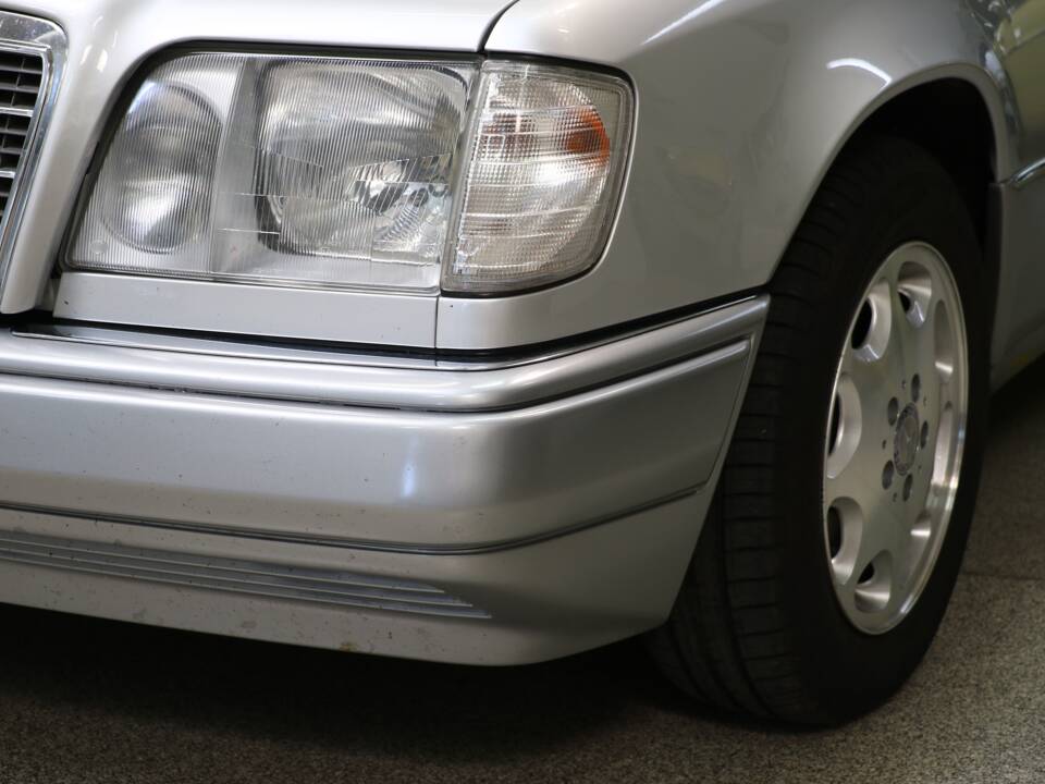 Immagine 10/43 di Mercedes-Benz E 200 (1994)