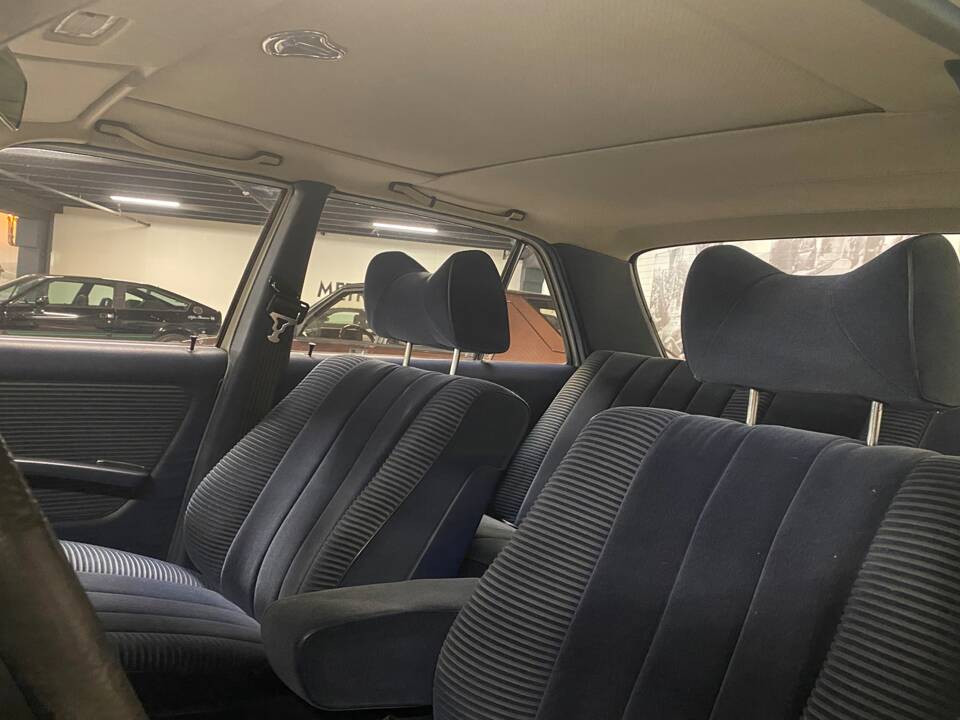 Imagen 23/27 de Mercedes-Benz 230 (1977)