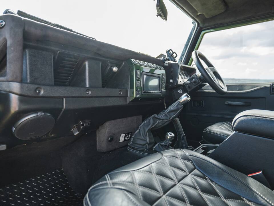 Immagine 39/50 di Land Rover Defender 110 (2005)
