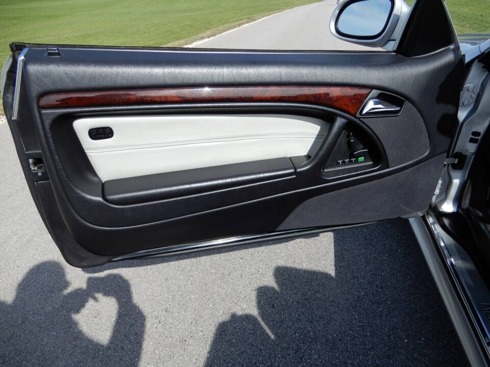 Image 8/25 of Mercedes-Benz SL 500 (2000)