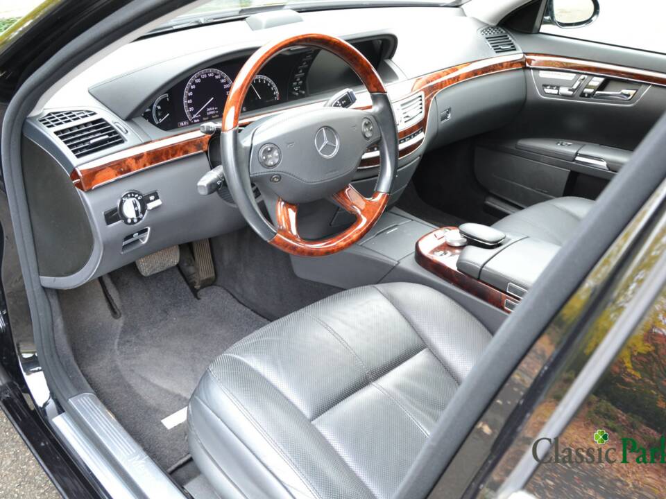 Image 22/50 of Mercedes-Benz S 500 (2006)
