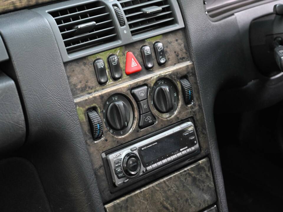 Image 23/50 of Mercedes-Benz E 320 (1998)
