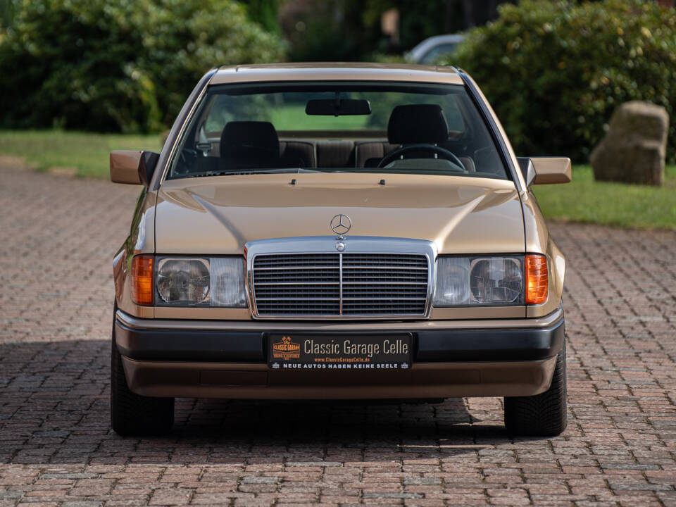 Image 7/40 of Mercedes-Benz 300 CE (1987)
