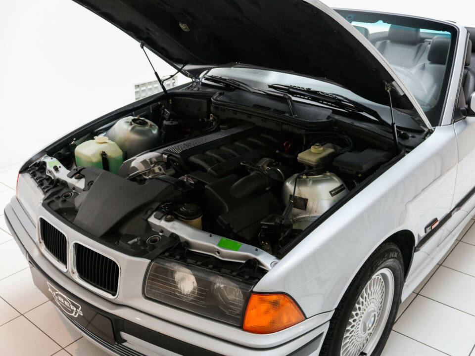 Afbeelding 14/17 van BMW 325i (1994)