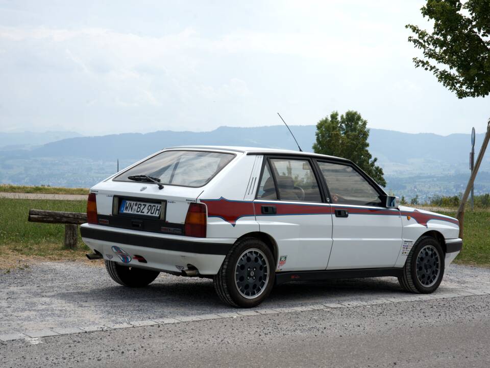 Image 13/47 of Lancia Delta HF Integrale (1988)