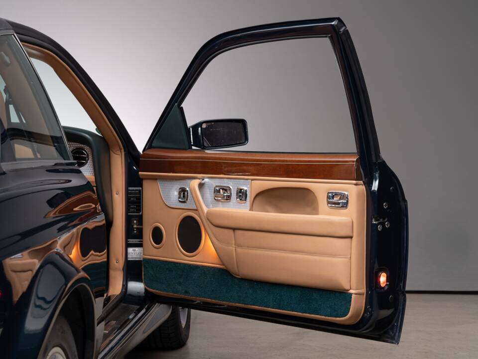 Image 22/43 of Bentley Continental T (1997)