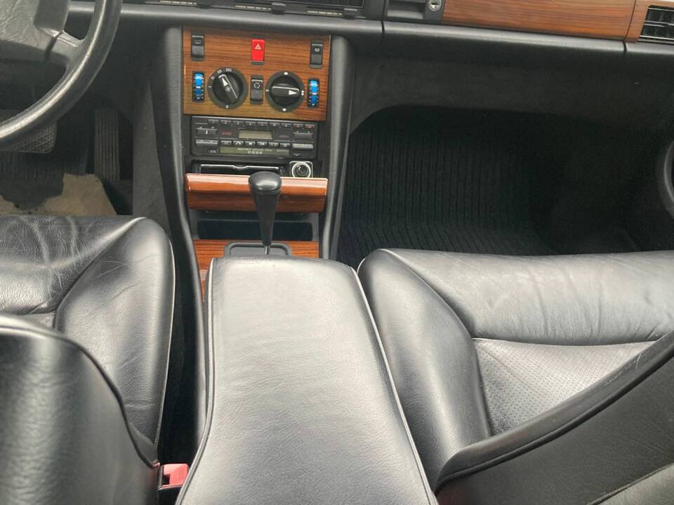 Immagine 21/29 di Mercedes-Benz 300 SE (1990)