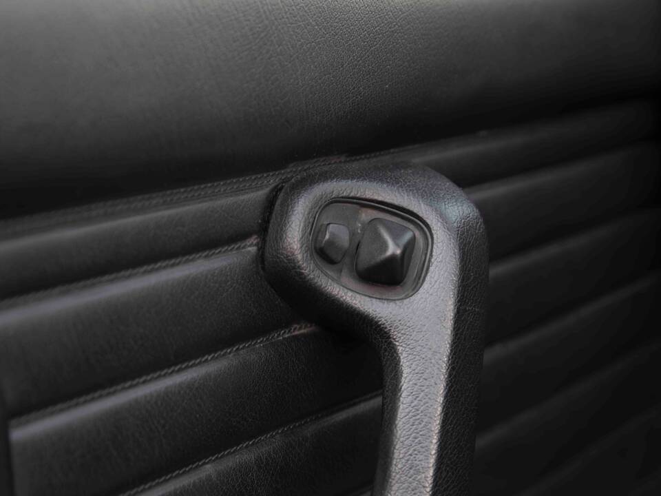 Image 47/70 of BMW 320i (1990)