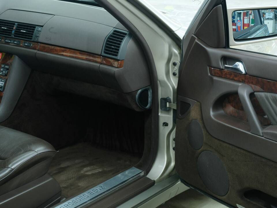 Bild 33/50 von Mercedes-Benz 300 SE (1992)