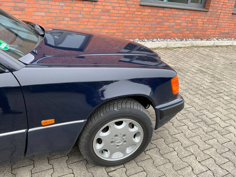 Image 139/149 of Mercedes-Benz 320 TE (1993)
