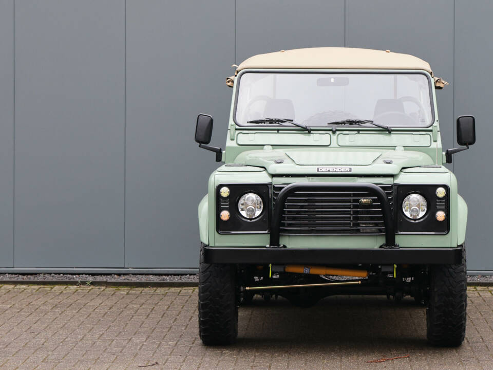 Image 16/41 of Land Rover 90 (1990)