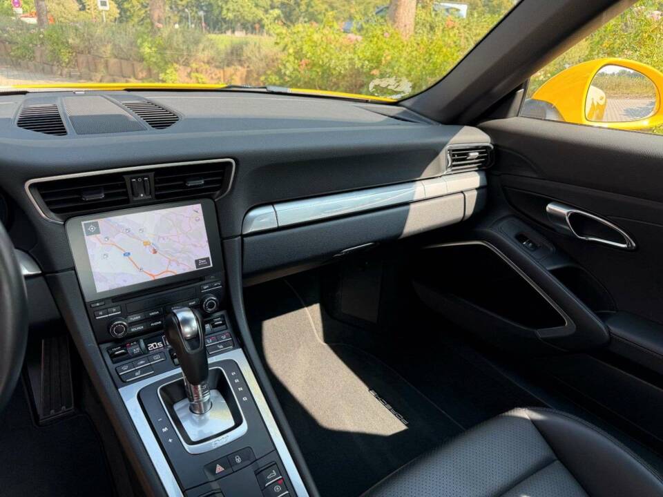 Image 16/27 of Porsche 911 Carrera (2018)