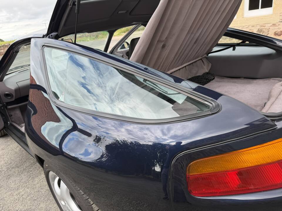 Image 27/43 of Porsche 928 GTS (1994)