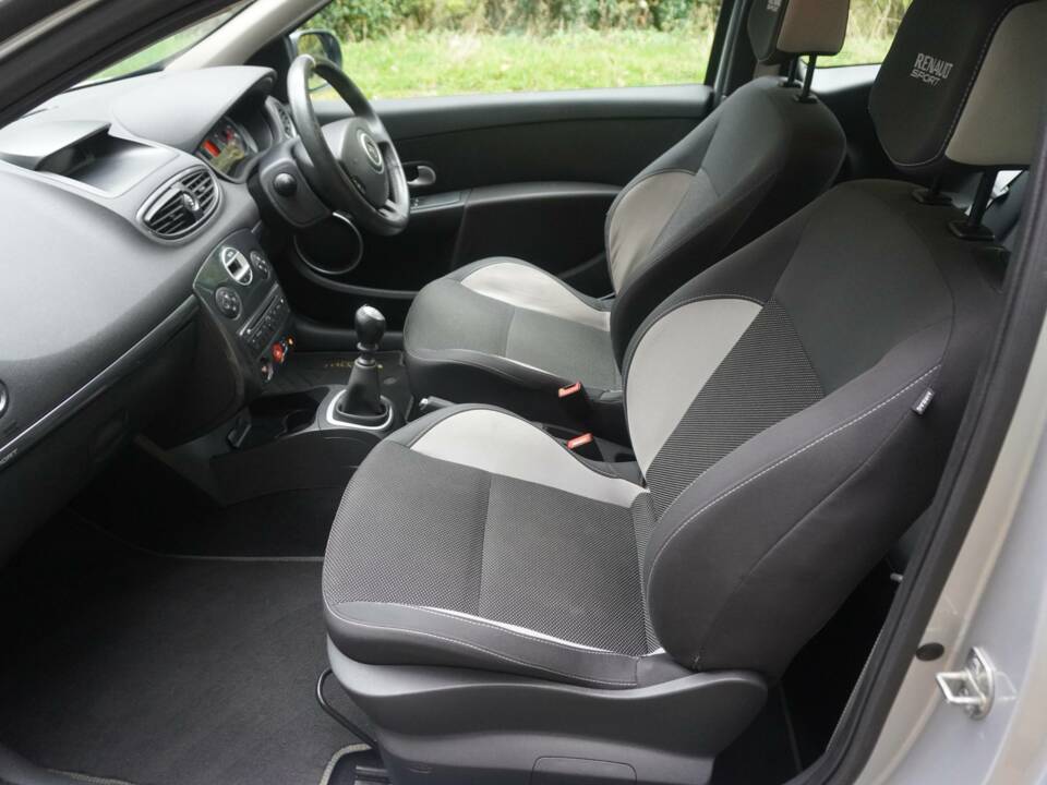 Bild 12/18 von Renault Clio Gordini R.S. (2010)