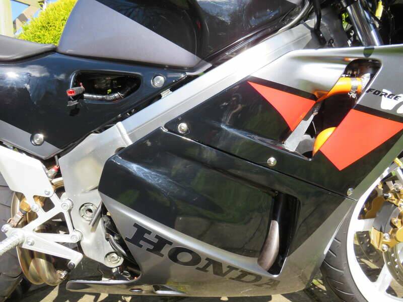 Afbeelding 3/41 van Honda VFR 400R (1992)