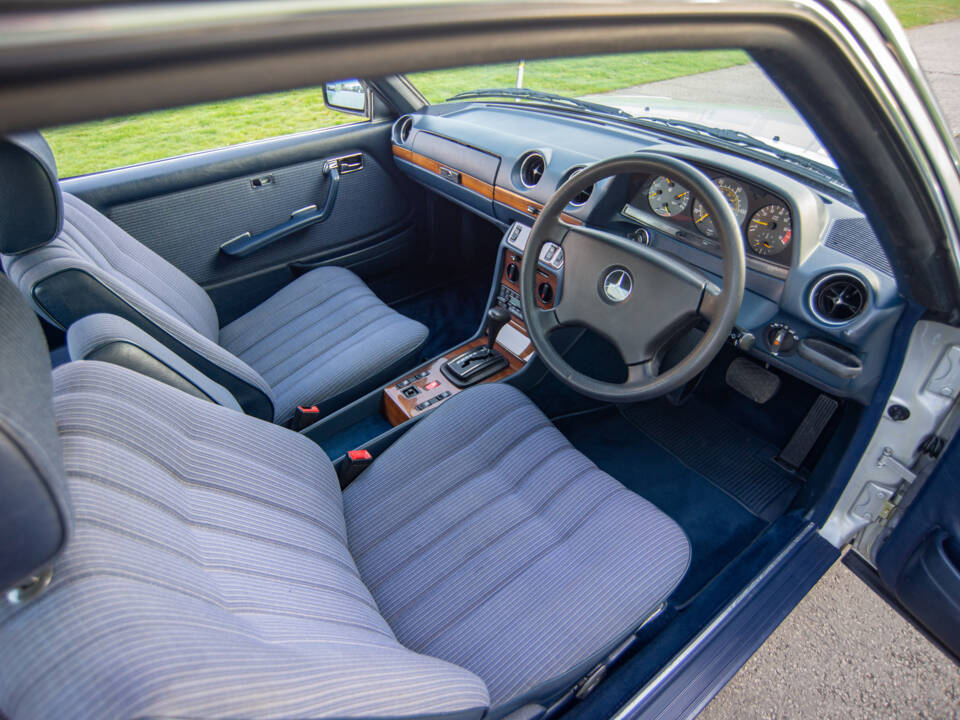 Immagine 10/28 di Mercedes-Benz 230 CE (1984)