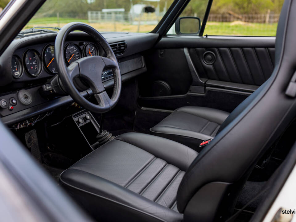 Image 28/45 of Porsche 911 Carrera 3.2 (1984)