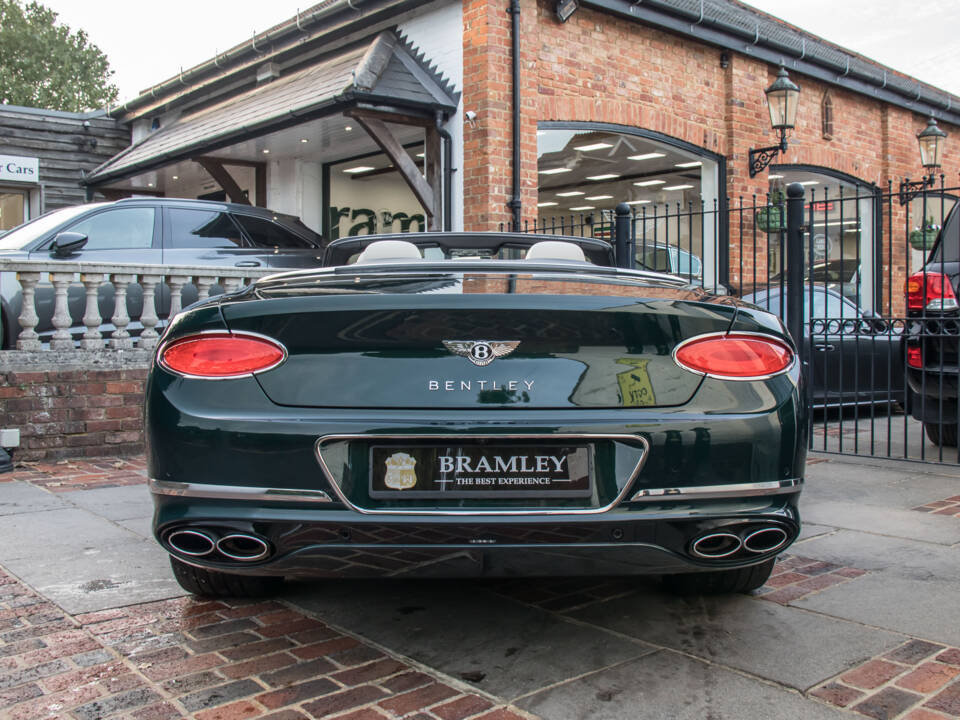 Immagine 6/24 di Bentley Continental GTC V8 (2021)
