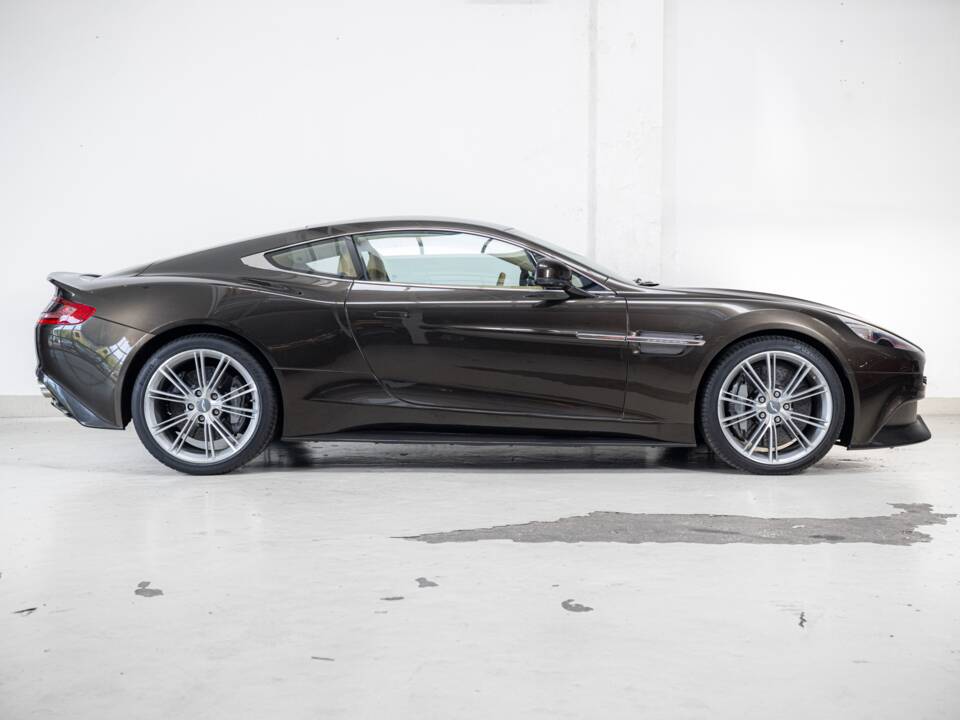 Image 3/32 of Aston Martin Vanquish (2013)