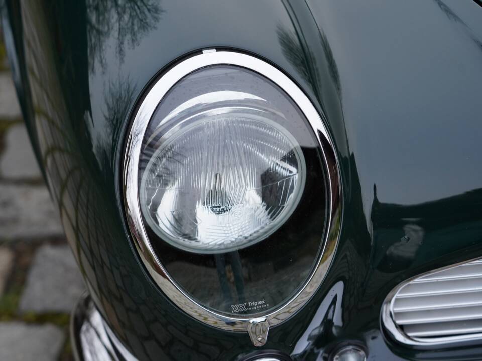 Image 13/22 de Aston Martin DB 6 Mk II (1970)