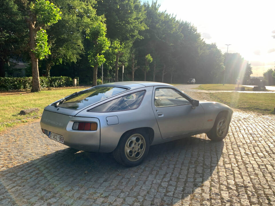 Image 6/8 of Porsche 928 (1977)