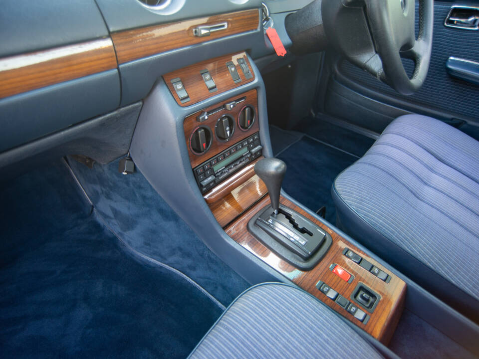 Immagine 18/28 di Mercedes-Benz 230 CE (1984)