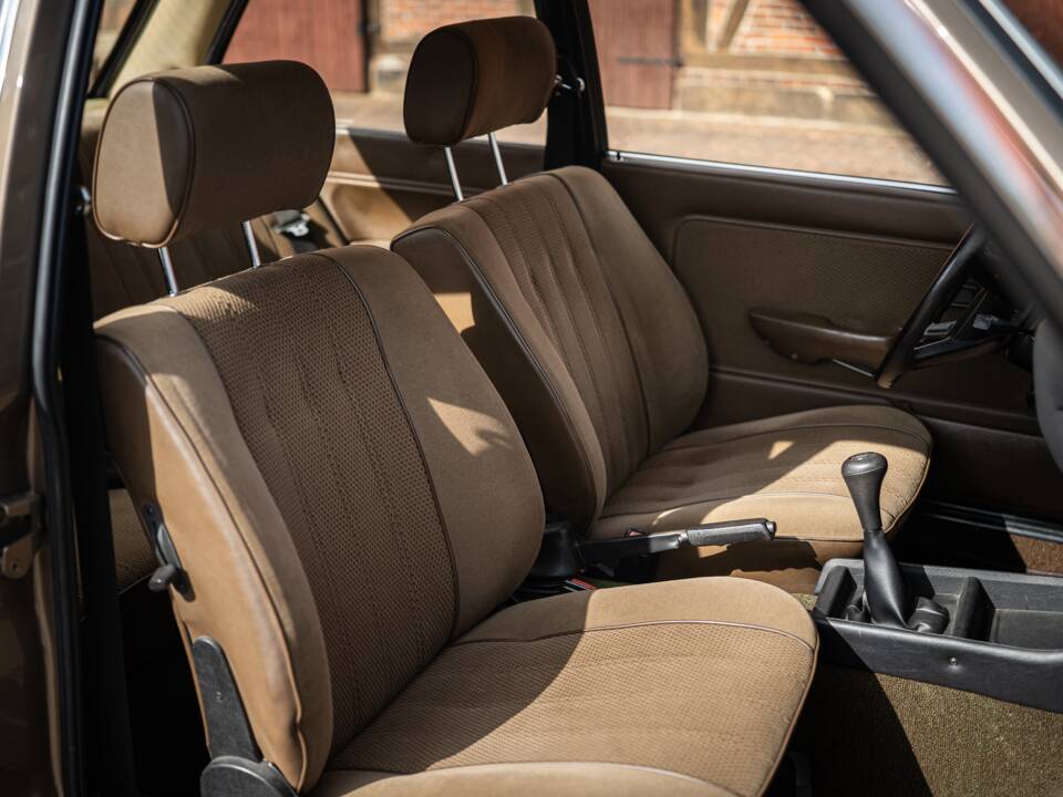 Image 43/76 of BMW 323i (1982)