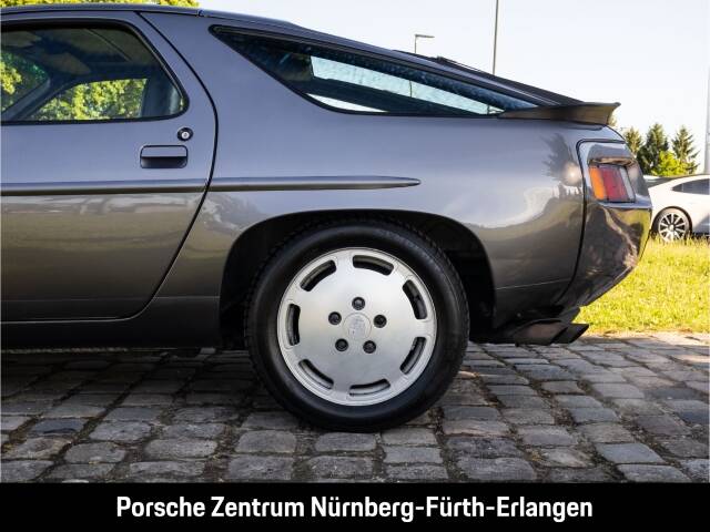 Image 16/46 of Porsche 928 S (1985)