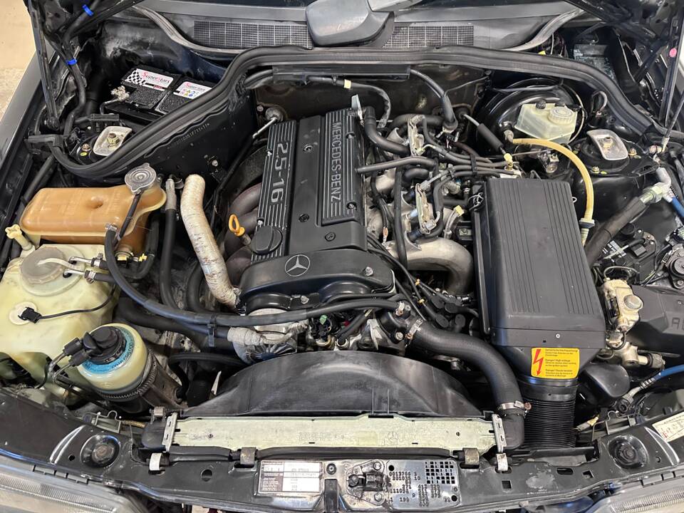 Image 5/9 de Mercedes-Benz 190 E 2.5-16 (1990)