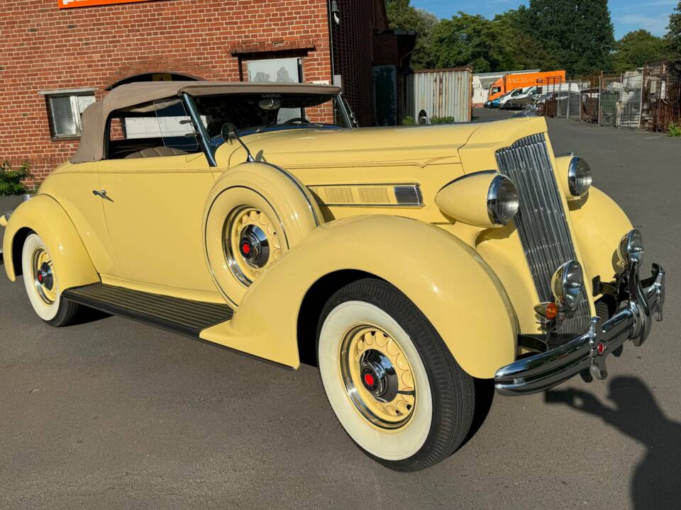 Image 19/75 of Packard One-Twenty (1936)