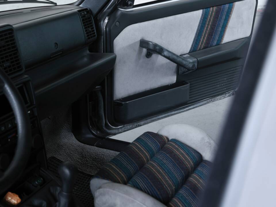 Image 29/50 of Lancia Delta HF Integrale (1988)