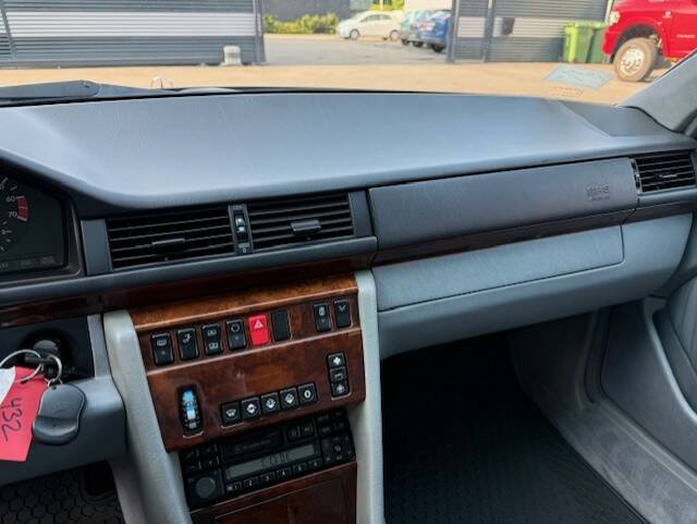 Image 15/27 of Mercedes-Benz E 500 (1994)