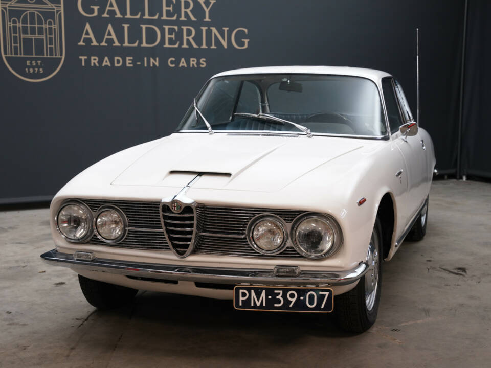 Image 14/50 of Alfa Romeo 2600 Sprint (1965)