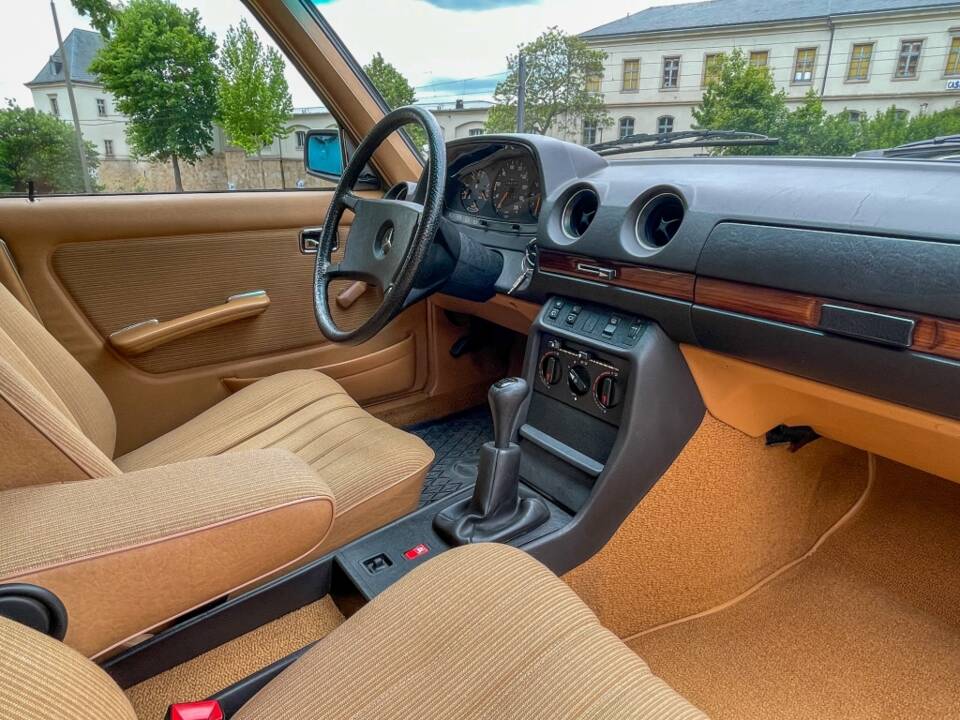 Image 22/34 of Mercedes-Benz 200 T (1983)